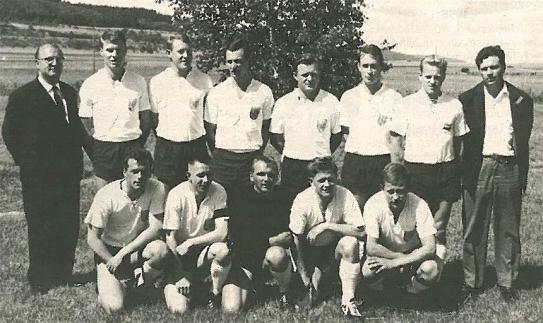Barth-Gedächtnis-Turnier in Altheim: Werbespiel zwischen dem TSV Riedlingen und dem VfB Friedrichshafen 5:3. HR v li: Kegel, Baader, Strang, Graner, Grolms, Hammer, Repina, Trainer Flimm. VR v li: Henle, Lemke, Sylla, Fromeld, Zyschka.
